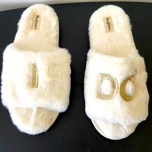 DEARFOAMs White Women’s “I Do” Open Toe Bridal Slippers size Large